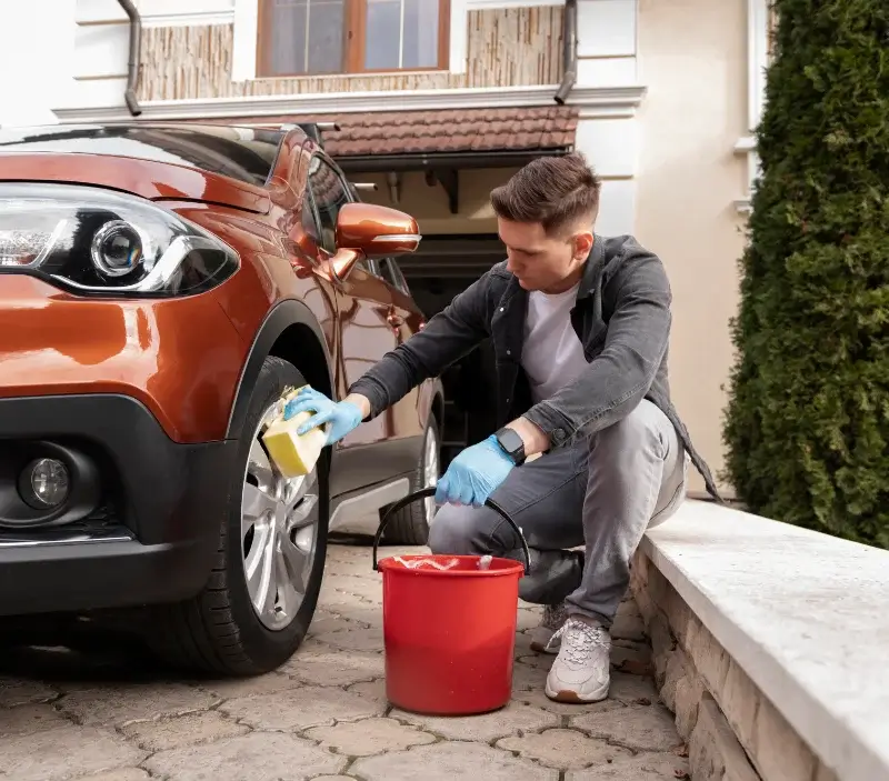 Lavage auto à domicile Gignac-la-Nerthe : professionnel intervenant sur un véhicule